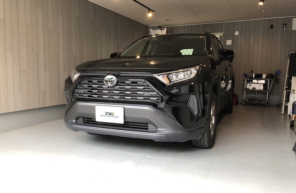 トヨタ・RAV4　助手席側ドア凹み　デントリペア