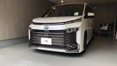 【綾瀬市】トヨタ・ヴォクシー（90系）　左フロントフェンダー凹み修理　デントリペア（再塗装なしで即日完了）