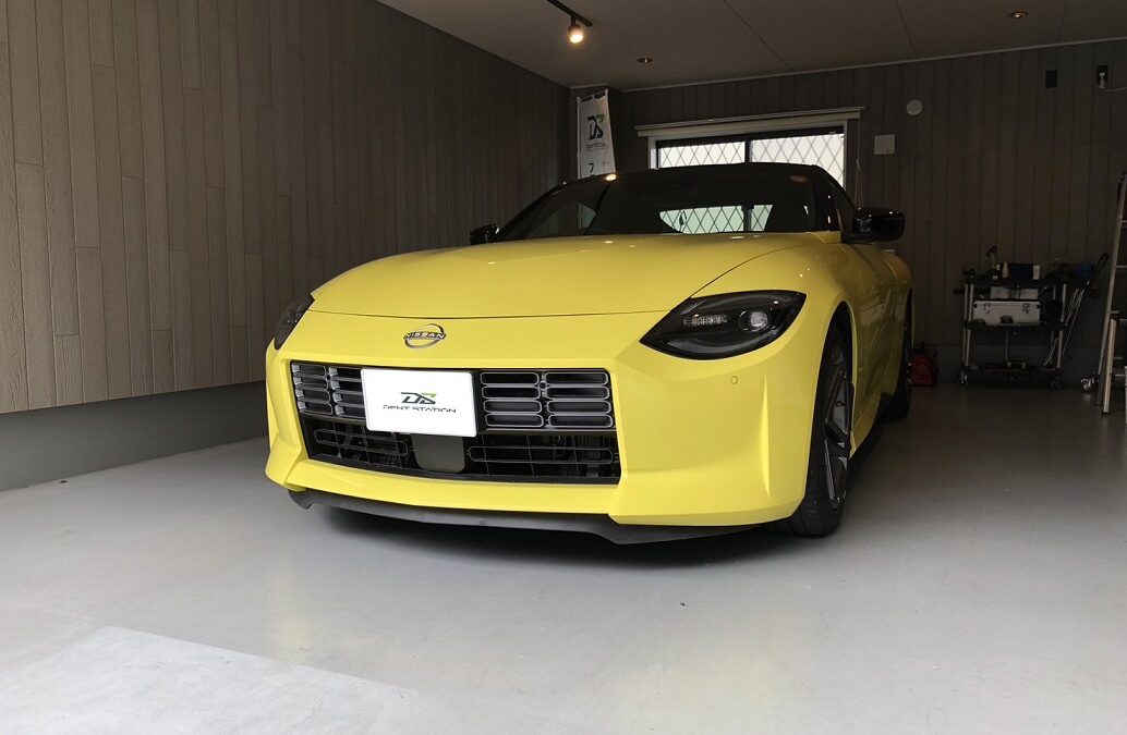 【座間市】日産・フェアレディZ(RZ34)　リアフェンダーのへこみ修理　デントリペア(再塗装なしで即日完了)