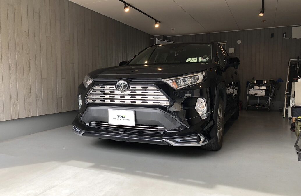 【藤沢市】トヨタ・RAV4　助手席側ドア大きな凹み　デントリペア（ドアパンチによるヘコミも再塗装なしで完了）