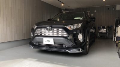 【藤沢市】トヨタ・RAV4　助手席側ドア大きな凹み　デントリペア（ドアパンチによるヘコミも再塗装なしで完了）