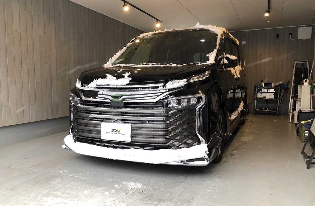 【綾瀬市】トヨタ・ヴォクシー　リアゲート凹み修理　デントリペア